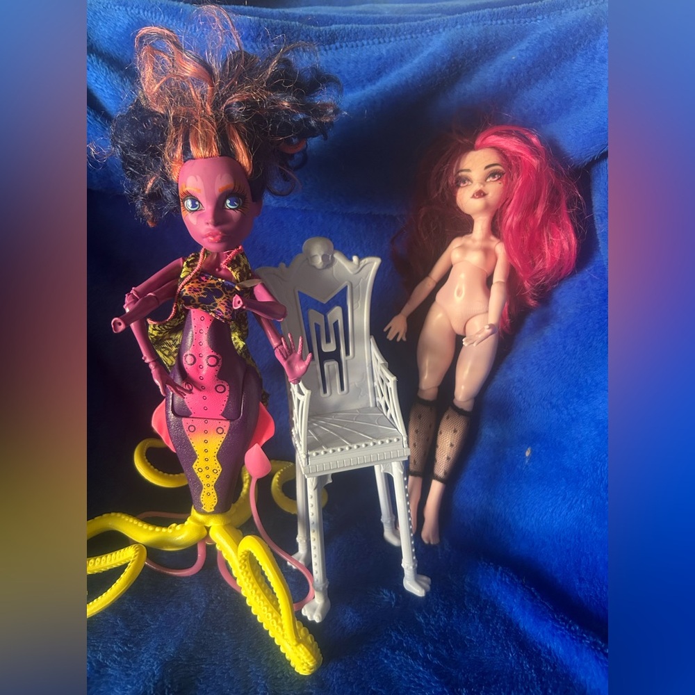 Monster High Great Scarrier Reef “Kala Mer’ri” & Draculaura dolls w/chair!